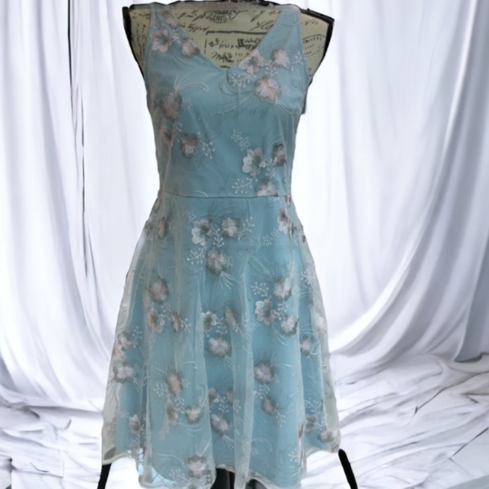 DRESSFO SIZE 6 fun SWIFTY dress light and airy pre-loved blue and white flowers